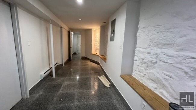 Building Photo - NEWLY RENOVATED BEAUTIFUL 2 BEDROOMS WITH ...