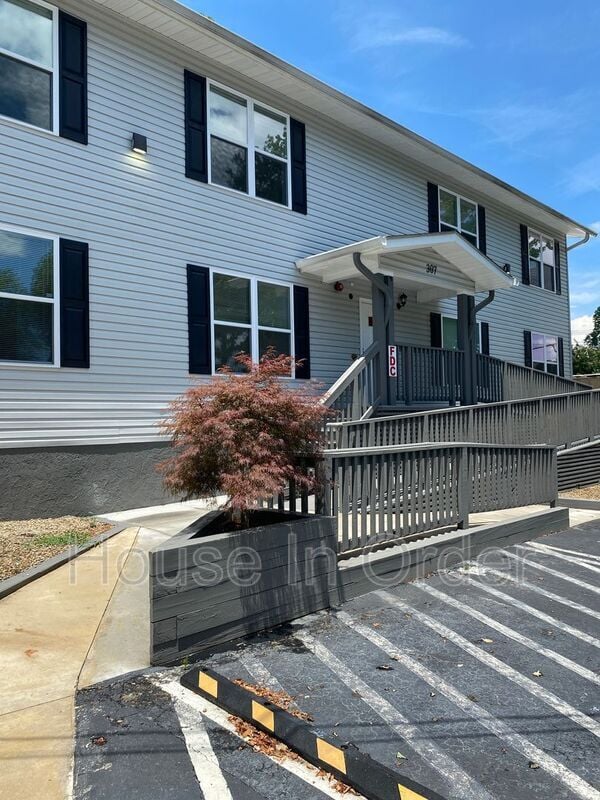 Building Photo - 307 8th Ave E