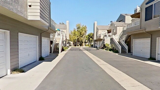 Building Photo - Charming 1Bd Upstairs Condo w/ Den & Garage