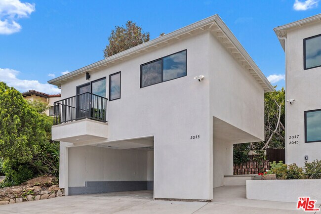 Building Photo - 2047 Paramount Dr
