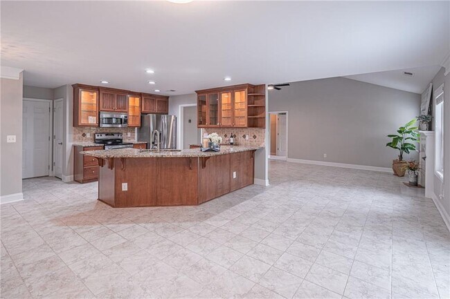 Building Photo - 5660 Crest Hill Dr NE