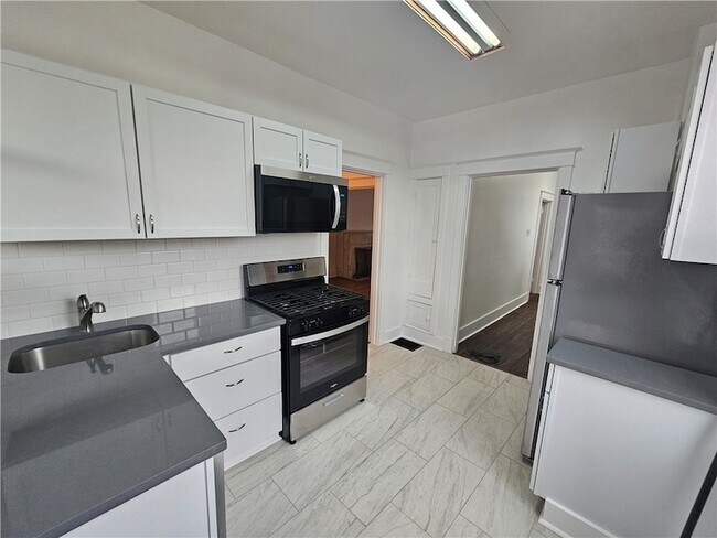 Building Photo - 1301 Broadway Ave