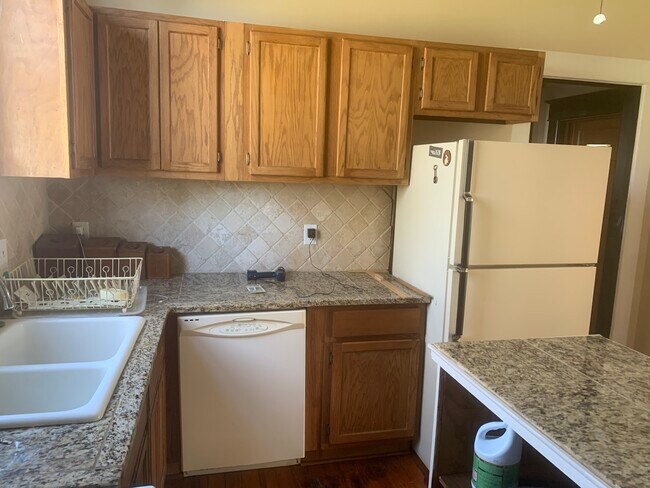 Kitchen with dishwasher - 735 Roseneath Ave