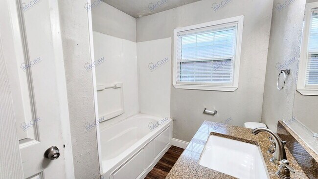 Building Photo - 816 Sandell Dr