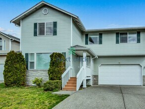 Building Photo - 4 Bed and 2.5 Bath Single-family Home Avai...