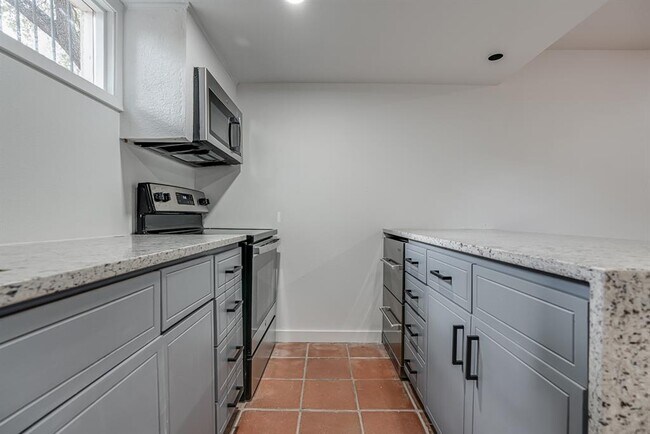 Building Photo - 568 W Quill Dr