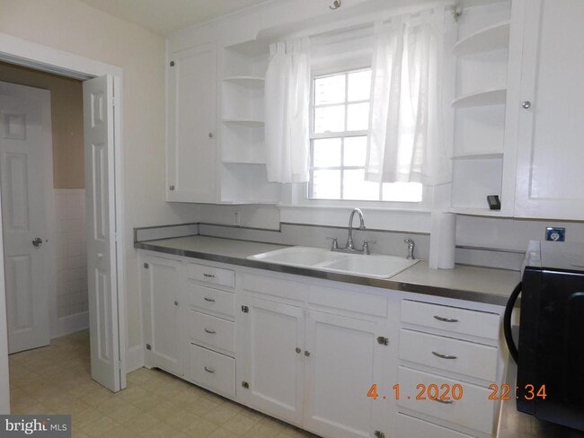 Building Photo - 815 Bright St