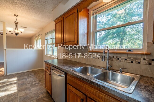 Building Photo - Stunning 3 Bed 1 Bath in amazing area