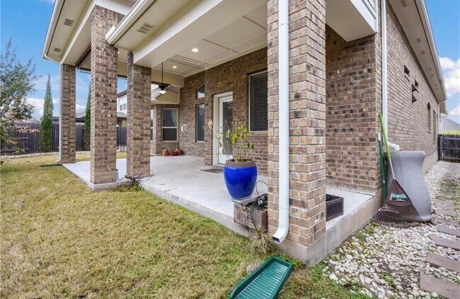 Building Photo - 213 Simmons Dr
