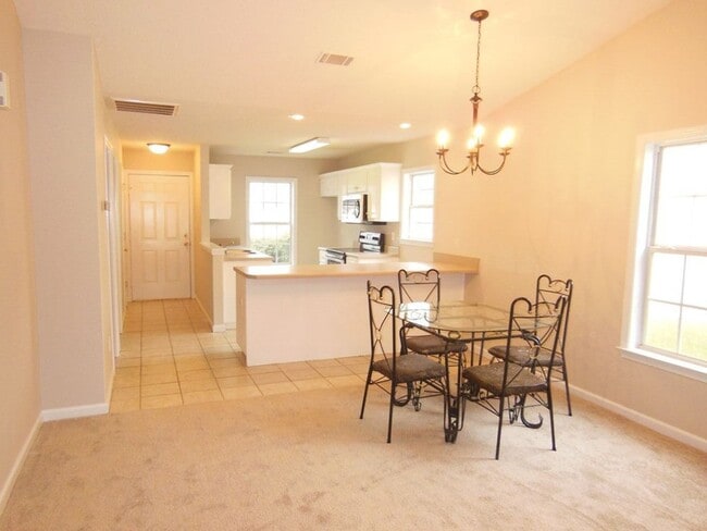 Building Photo - 2 Bedroom 2 Bath Townouse