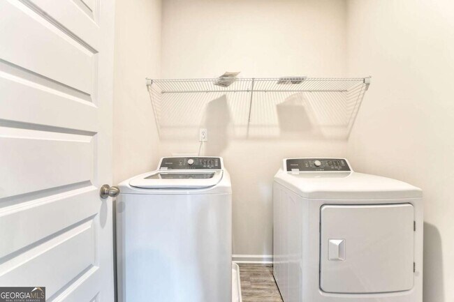 Building Photo - 16 Longbrooke Dr SE