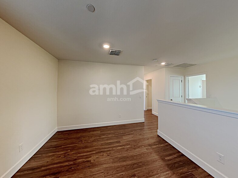 Building Photo - 5919 W Columbine Dr