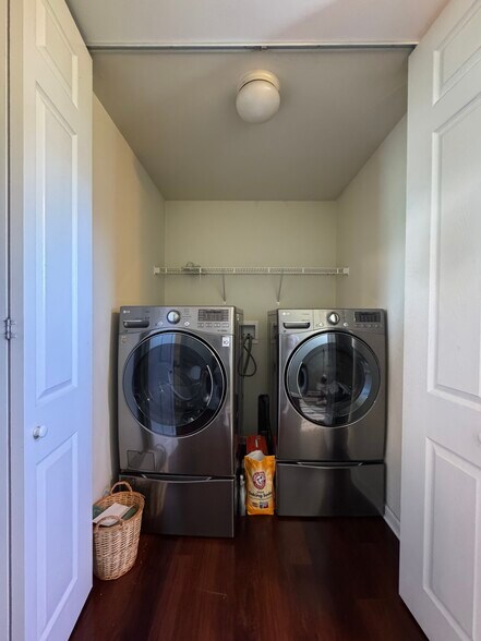 Washer and dryer - 537 Prizer Ct