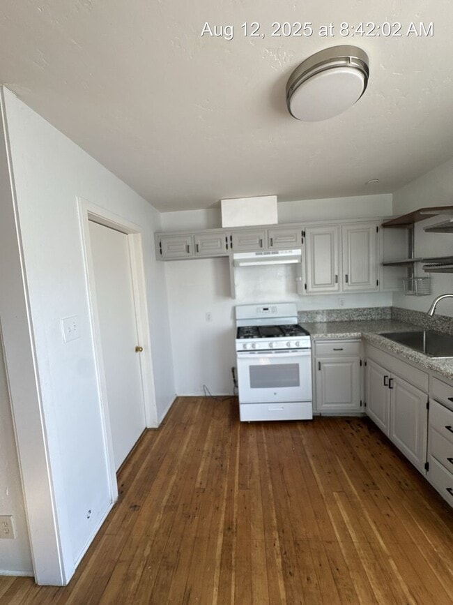 Building Photo - 2 Bedroom Home! Available Now!