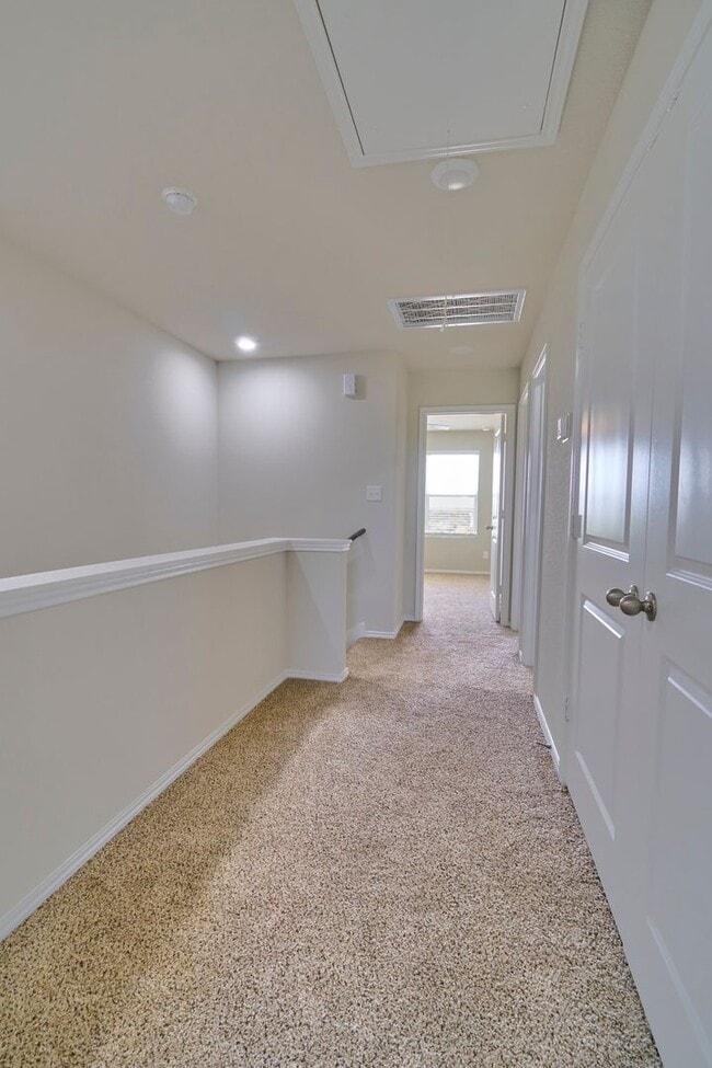 Building Photo - Hunters Ranch Beauty! 3 Bedrooms 2 1/2 Bath Townhome