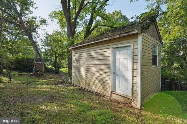 Building Photo - 229 Cabbel Dr