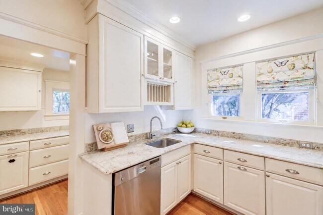 Building Photo - 209 W Masonic View Ave