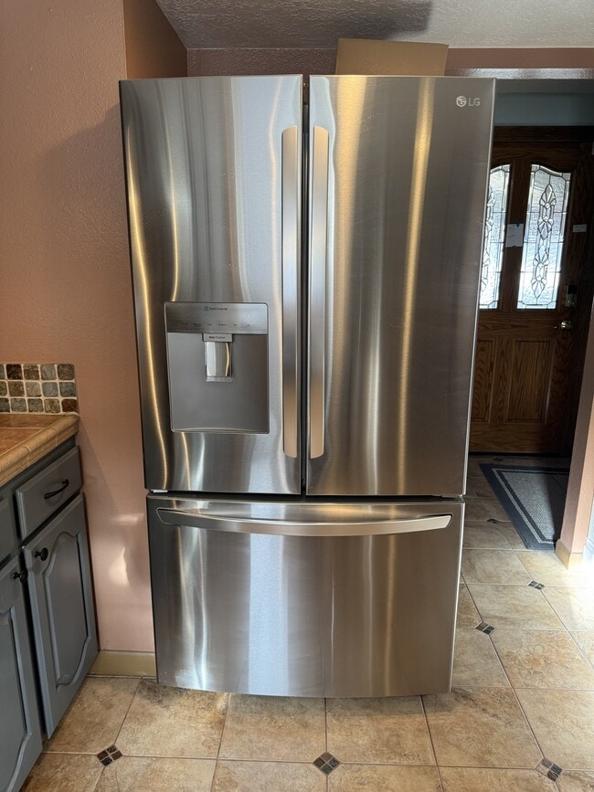 Building Photo - 1855 King Edward Dr