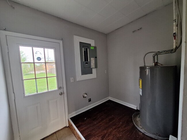 Building Photo - Ready to be your next home!  Three bedroom ranch is beautiful Roseville