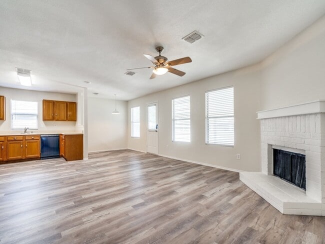 Building Photo - 725 Lovern St