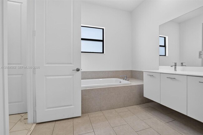 Building Photo - 4574 SW 173rd Ave