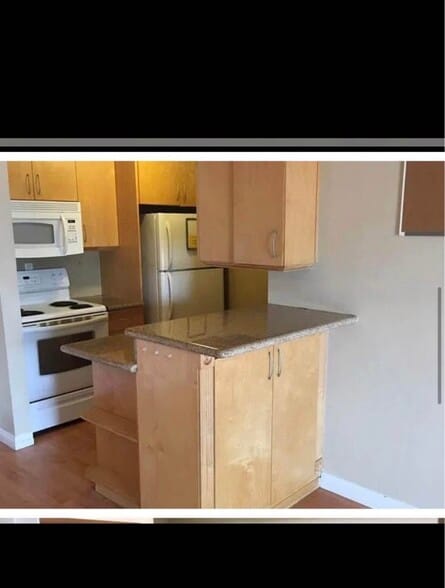 Kitchen - 21800 Schoenborn St