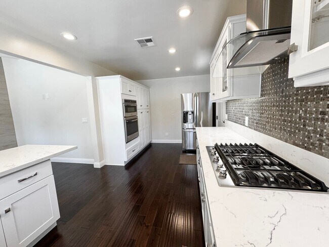 Building Photo - Beautiful 4 Bedroom 3.5 Bathroom Home in t...