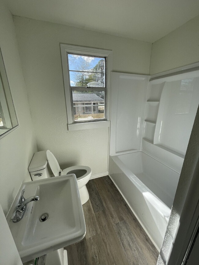 Building Photo - 3 bedroom, 1 bath home.