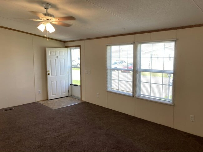 Building Photo - 889 Fernwood Dr