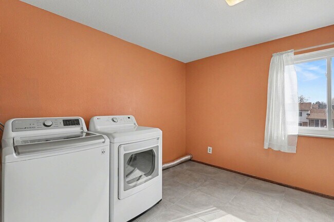 Building Photo - Spacious Home Wi/Large Fenced Yard + Covered Patio + Easy Denver/Boulder Commute