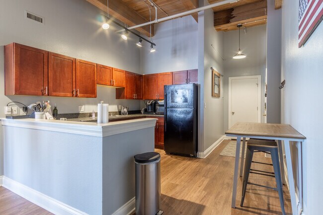 Building Photo - 308 W 8th St