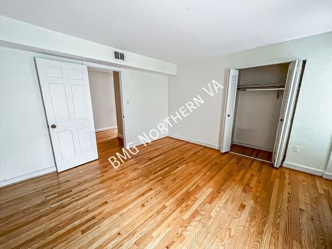 Building Photo - 1325 Lynnbrook Dr