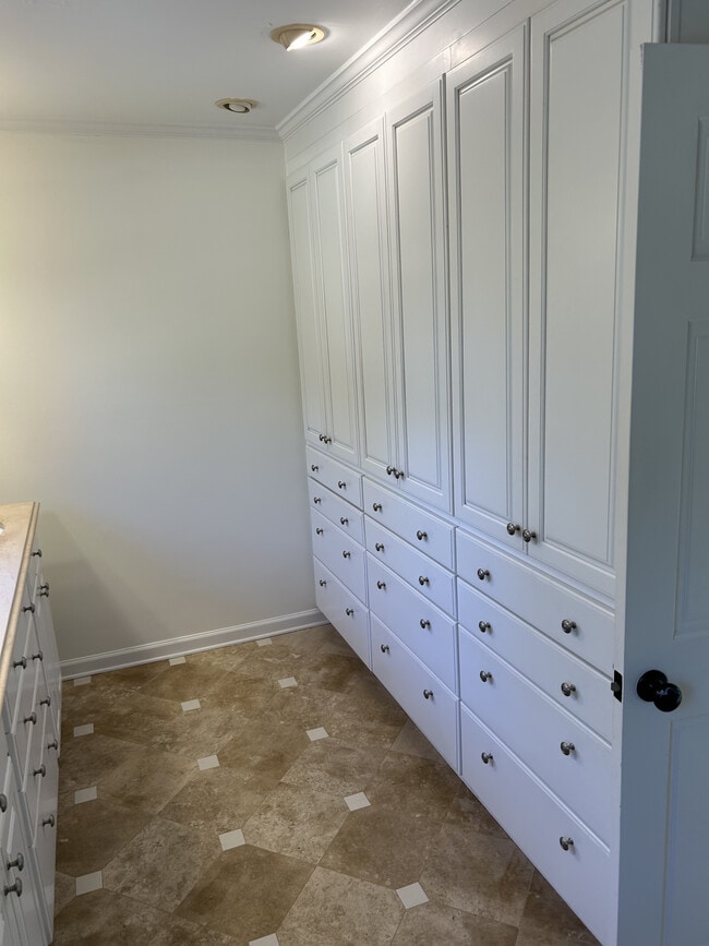 Building Photo - 6035 Riverside Dr