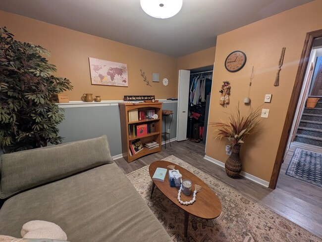 Building Photo - 607 Tamarack Dr W