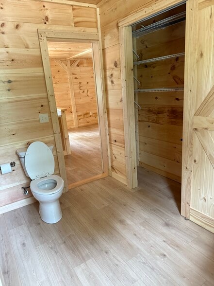 Bathroom & 8.5’ closet in bathroom - 466 Manchester Rd
