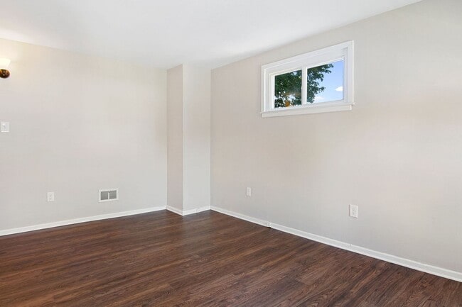 Building Photo - Coming Soon! Charming 3 Bedroom, 1.5 Bath ...