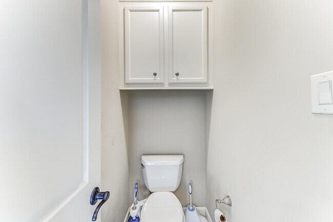 Building Photo - 1325 W 24th St