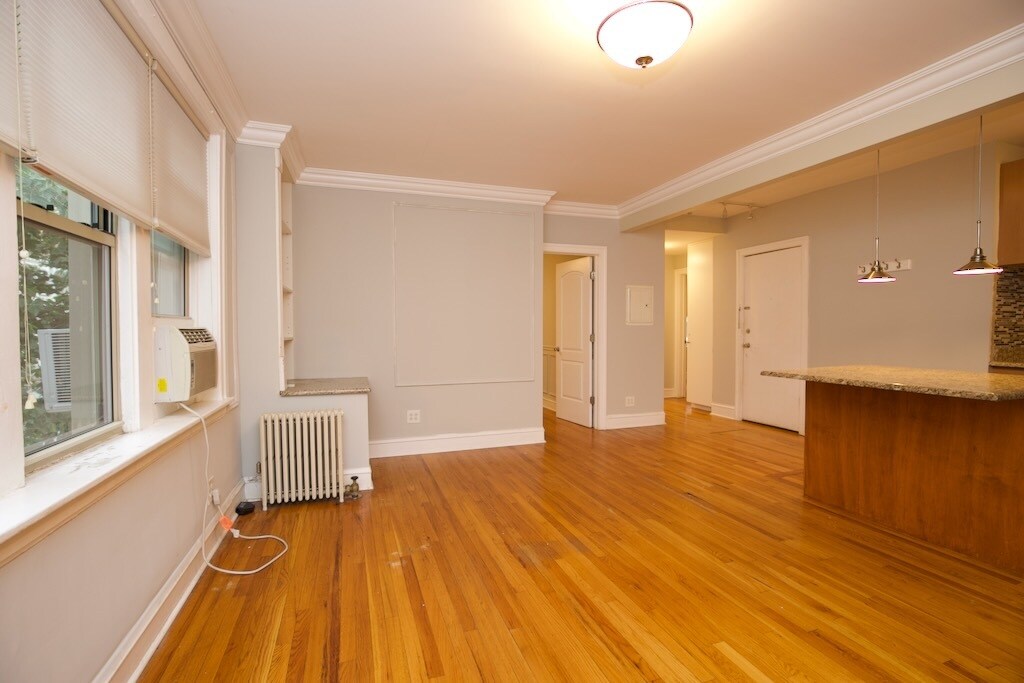 Building Photo - 519 W Surf St