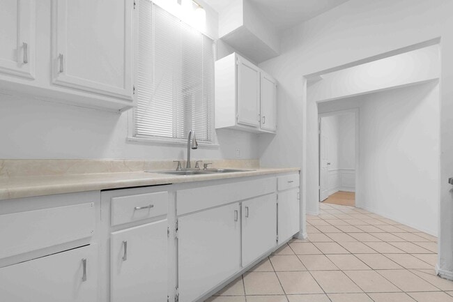 Building Photo - 2452 W 18th St