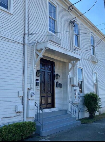 Primary Photo - 3402 Dryades St