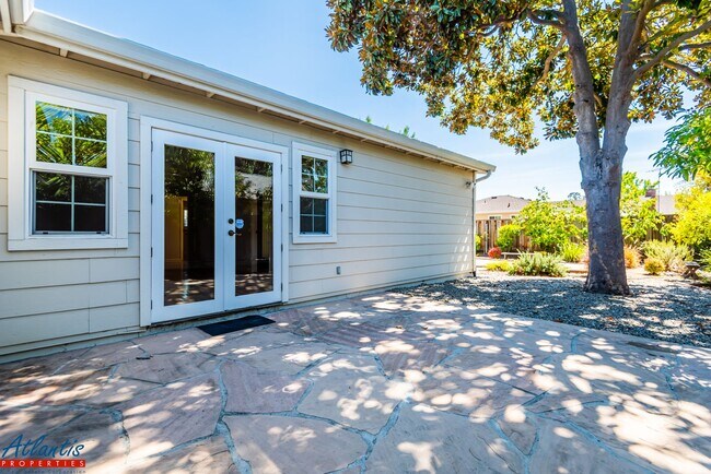 Building Photo - Gorgeous Home | Hardwood Flooring | A/C | Prime Location
