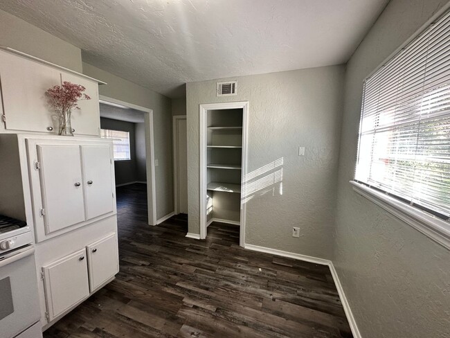 Building Photo - 3-bedroom / 1-bath Cozy Home Available in ...