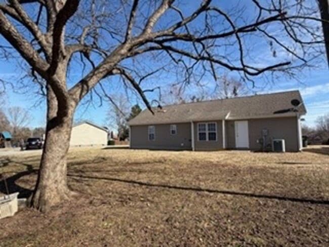 Building Photo - Like New Burlington 3 Bedroom, 2 bath w/garage - Won't Last!