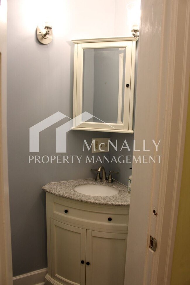 Building Photo - 5 Bedroom, 4 Bathroom Historic Tacoma Home