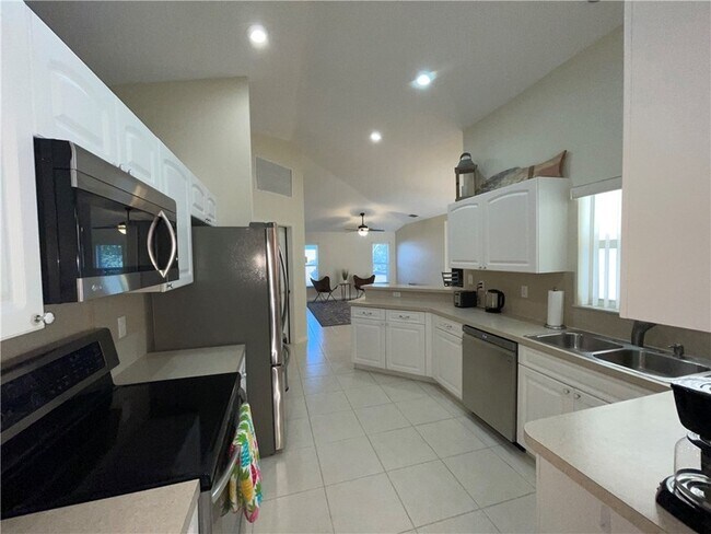 Building Photo - 962 Montrose Ave