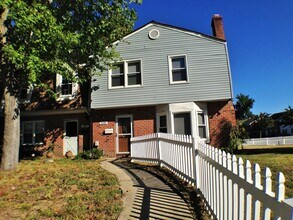 Building Photo - SPACIOUS 4 BED/2.5 TOWNHOME IN GREAT NECK!...