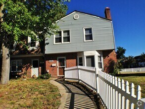 Building Photo - SPACIOUS 4 BED/2.5 TOWNHOME IN GREAT NECK!...