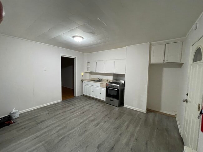 Building Photo - 861 7th St