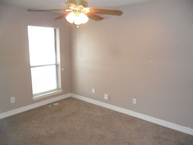 Building Photo - Great Home Close to Campus