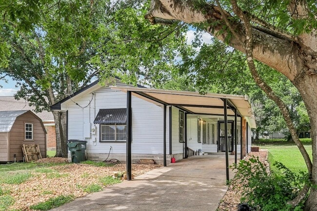 Building Photo - 755 E Bellville St